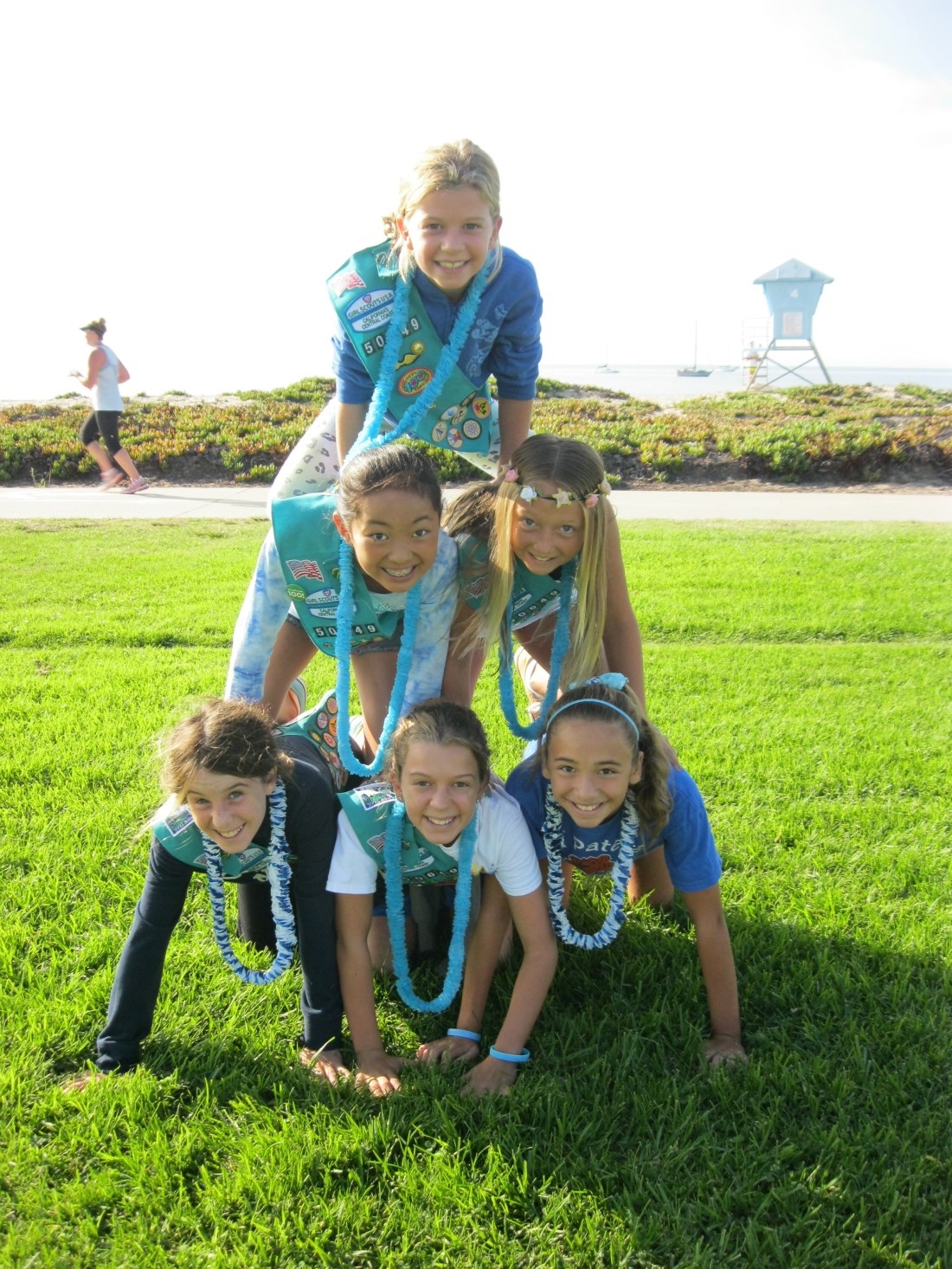 Members of Livy's Girl Scout Troop volunteered to pass out water on the wak route!  They did a great job!