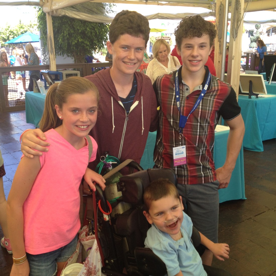 Celebrity sightings continued for our family on Sunday in Santa Monica…sharing a laugh with "Modern Family" star Nolan Gould...